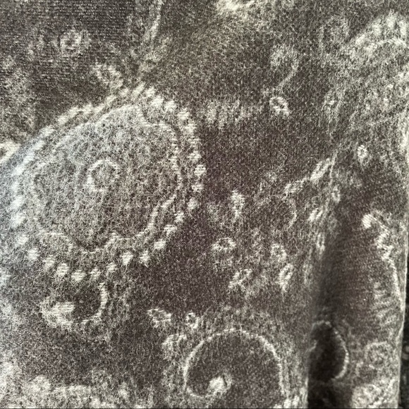 Cashmink V. Frass Soft Acrylic Fringed Black and‎ Gray Scarf - Picture 2 of 8